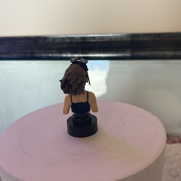 Steampunk Figurine with Goggles - Picture 4 of 5